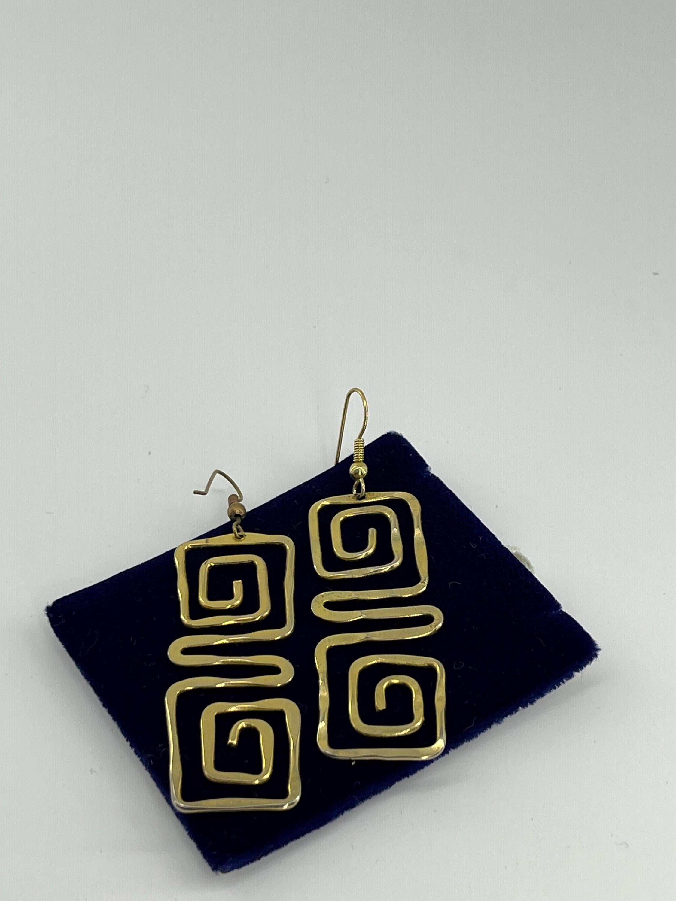 Vintage Geometric Gold Dangle Earrings – Abstract Hammered Spiral Statement Jewellery, 1980s Modernist Art Style