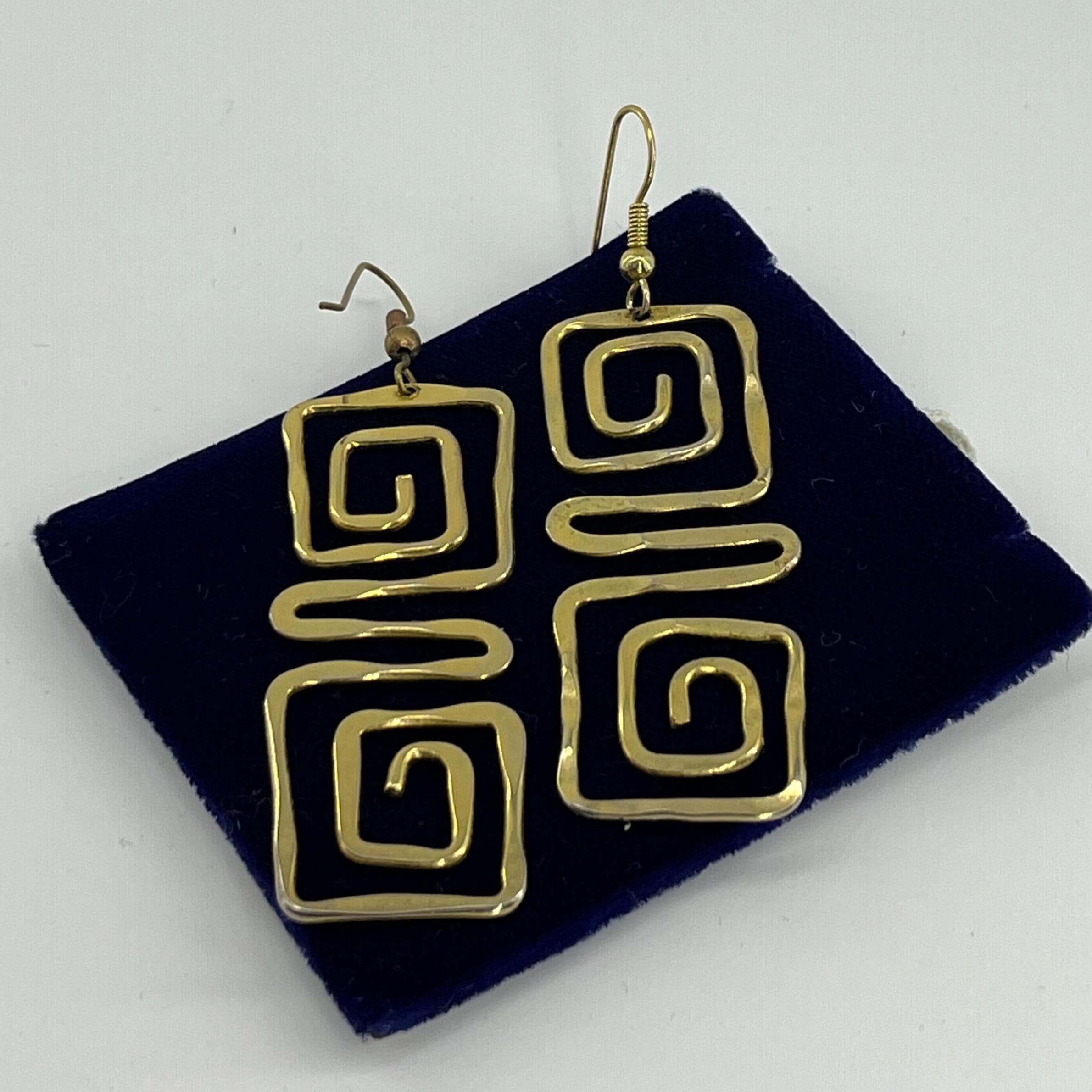 Vintage Geometric Gold Dangle Earrings – Abstract Hammered Spiral Statement Jewellery, 1980s Modernist Art Style