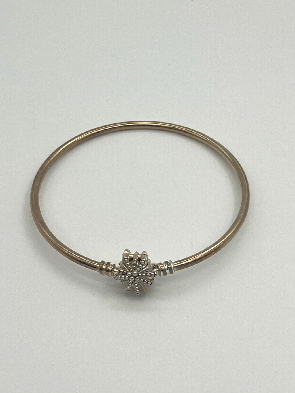 Sterling Silver Snowflake Charm Bangle – Intricate Vintage Detailing, Timeless & Elegant