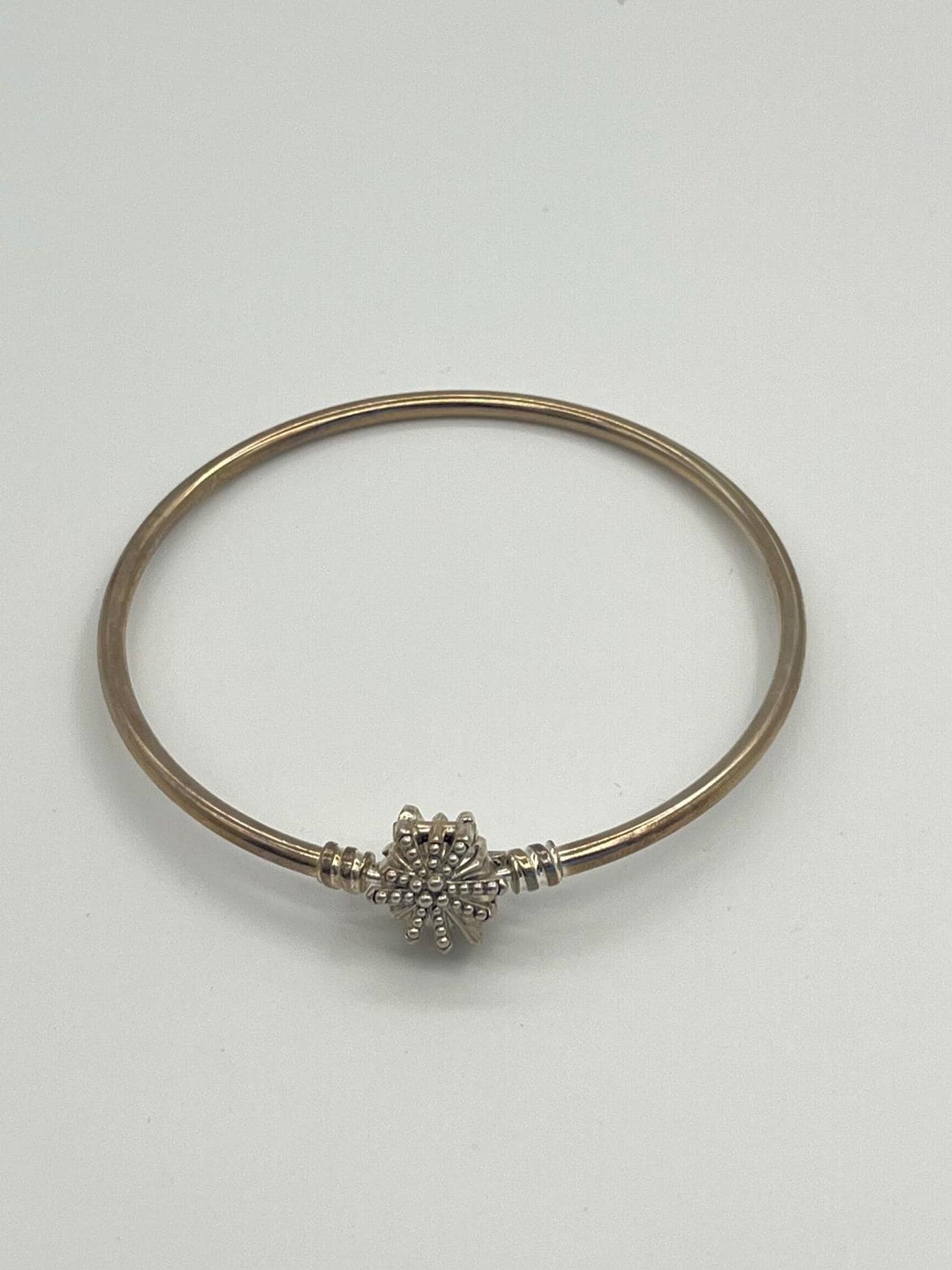 Sterling Silver Snowflake Charm Bangle – Intricate Vintage Detailing, Timeless & Elegant