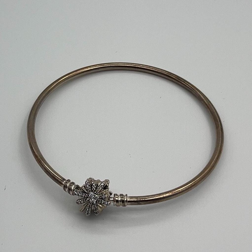 Sterling Silver Snowflake Charm Bangle – Intricate Vintage Detailing, Timeless & Elegant