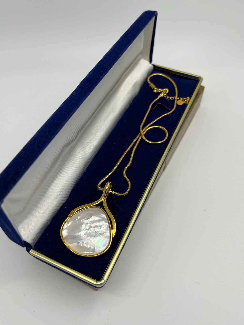 Vintage Gold & Mother of Pearl Pendant Necklace – Elegant Shell Teardrop on Gold Snake Chain