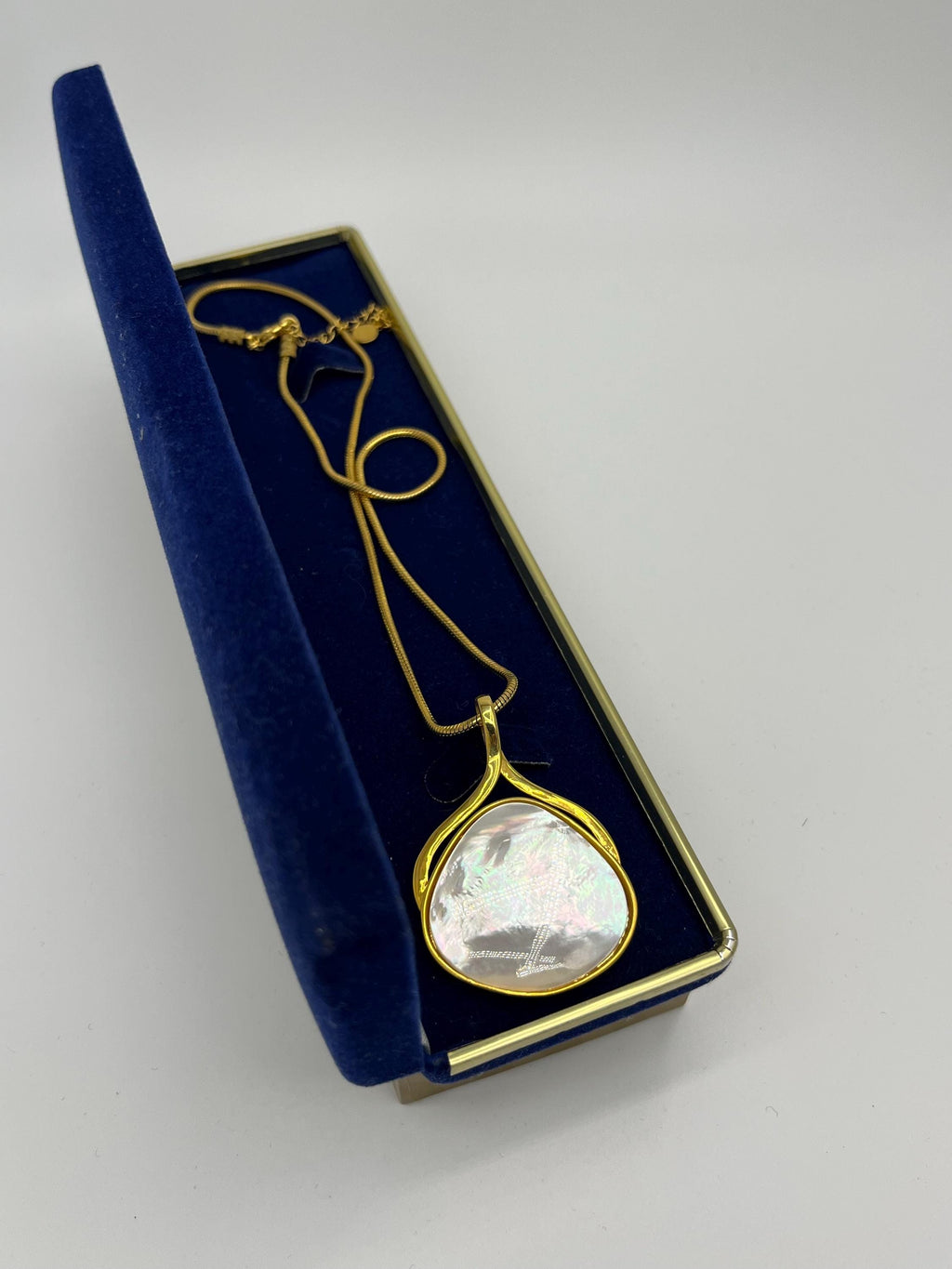 Vintage Gold & Mother of Pearl Pendant Necklace – Elegant Shell Teardrop on Gold Snake Chain