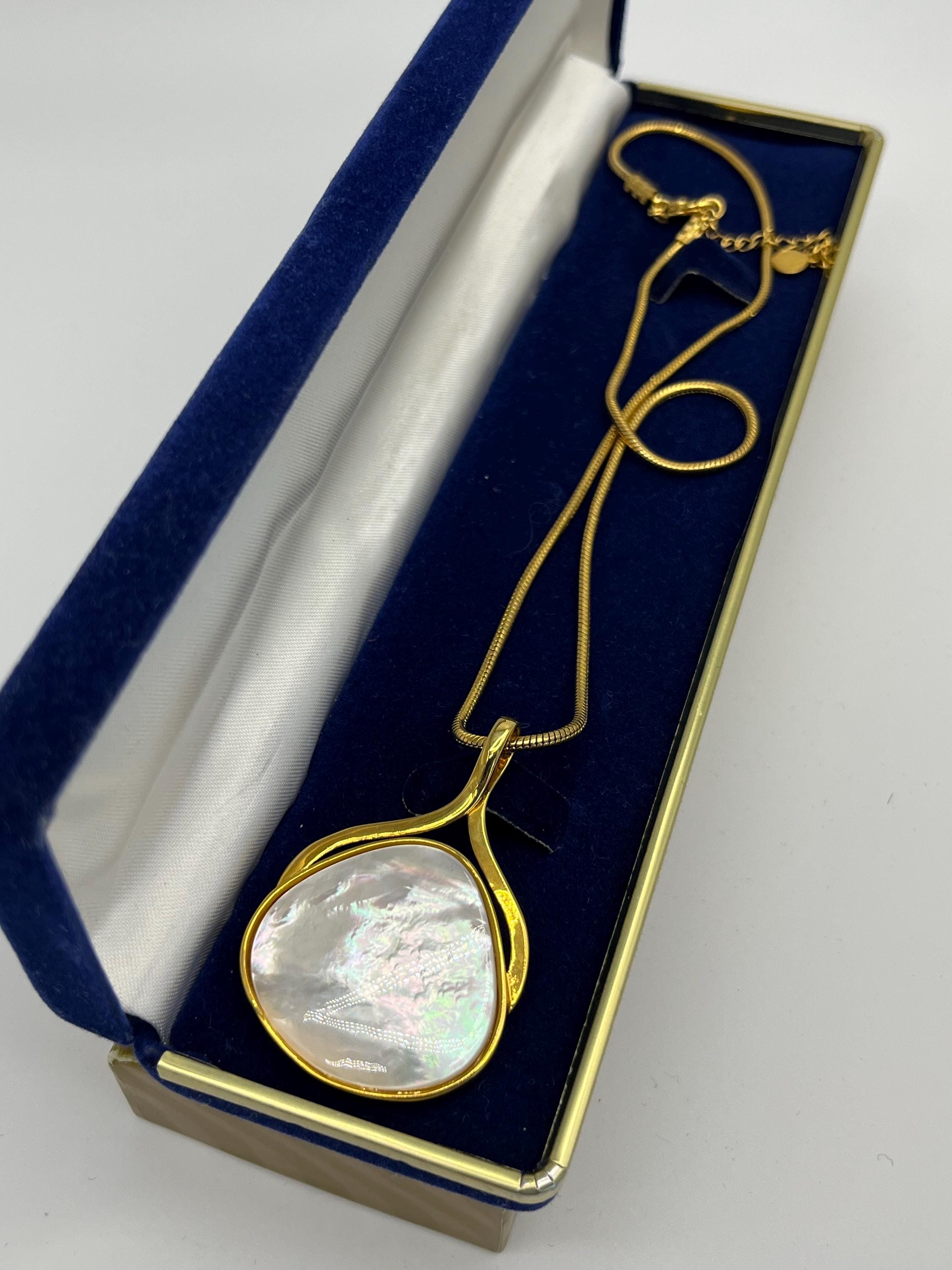 Vintage Gold & Mother of Pearl Pendant Necklace – Elegant Shell Teardrop on Gold Snake Chain